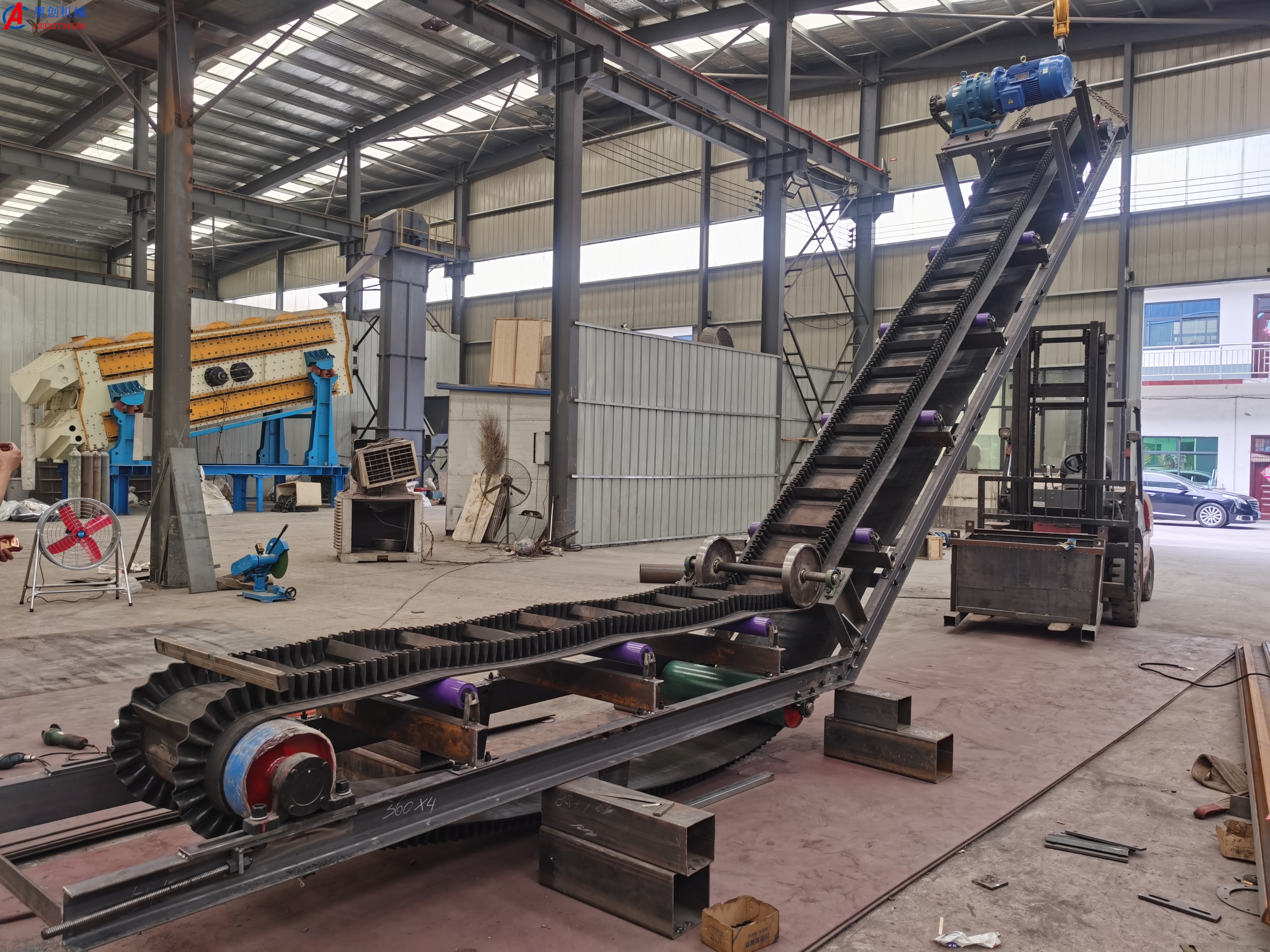 大傾角長距離帶式輸送機 大傾角長距離帶式輸送機