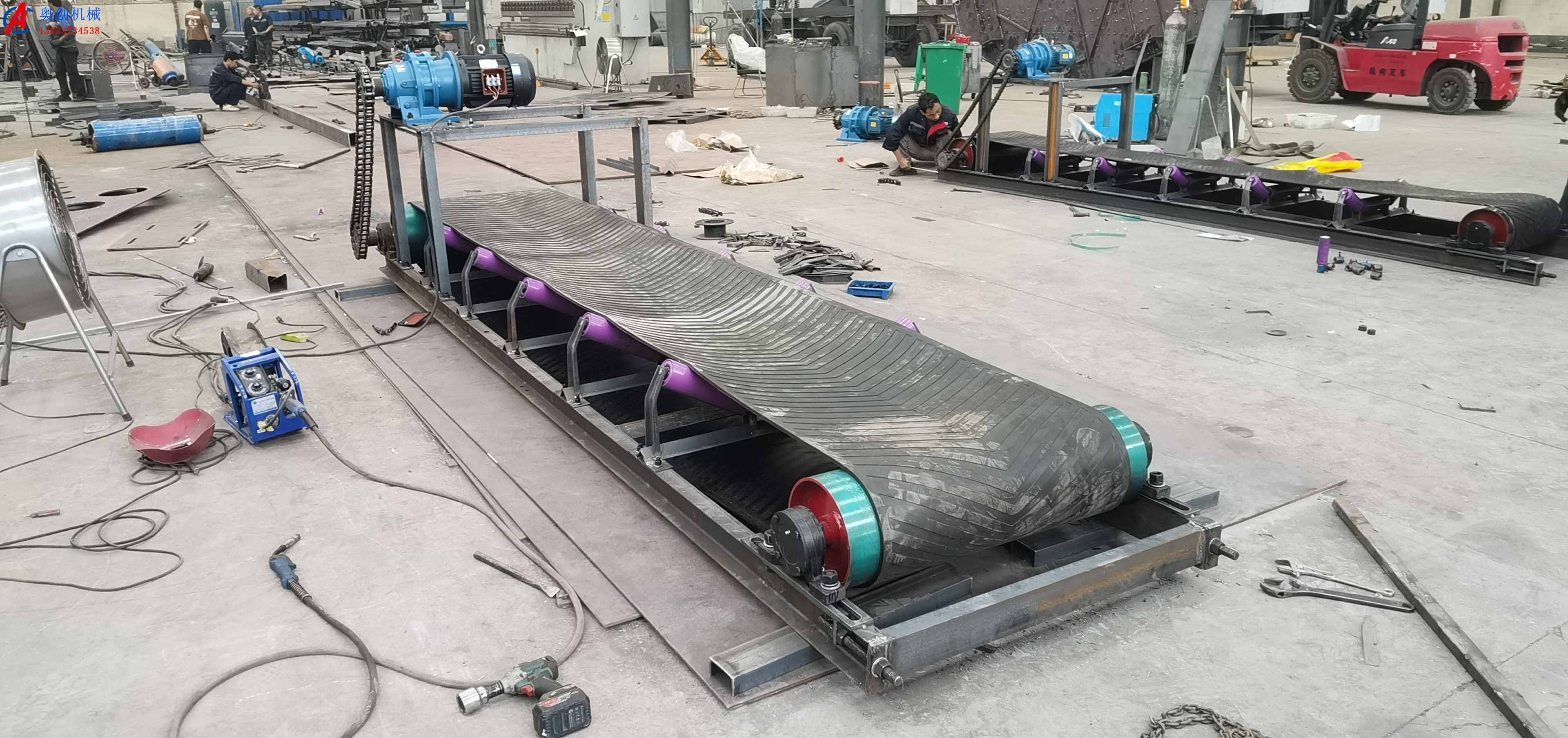 皮帶輸送機跑偏了怎么調 皮帶輸送機跑偏了怎么調